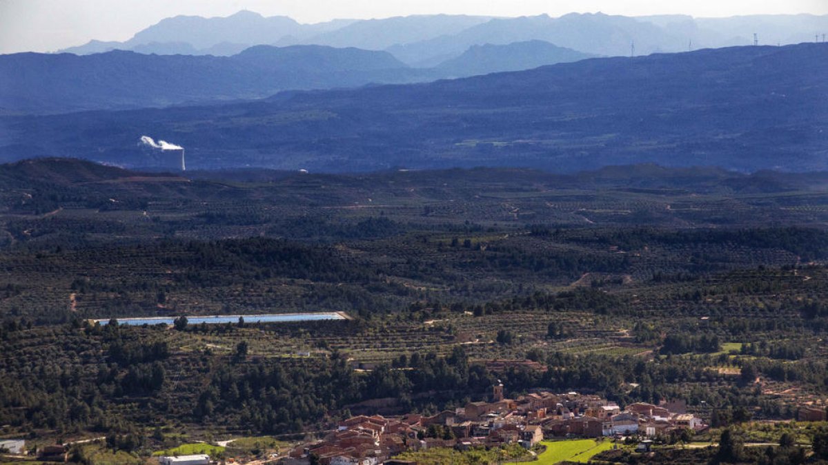El poble de Bovera, amb la central nuclear d’Ascó al fons.