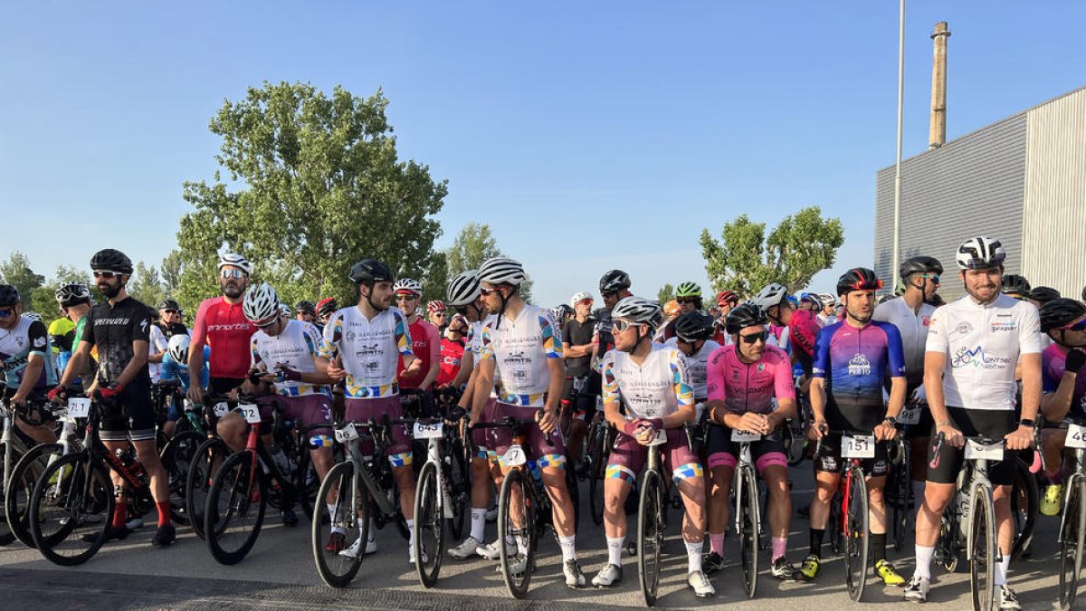 Ciclistes esperen la sortida de la multitudinària Marxa Montsec-Montsec celebrada al maig.