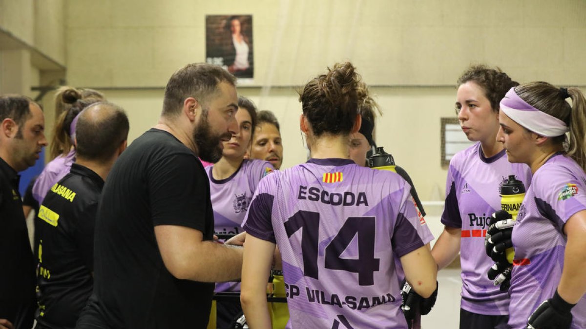 El tècnic Lluís Rodero dona instruccions a les jugadores durant el partit de diumenge.