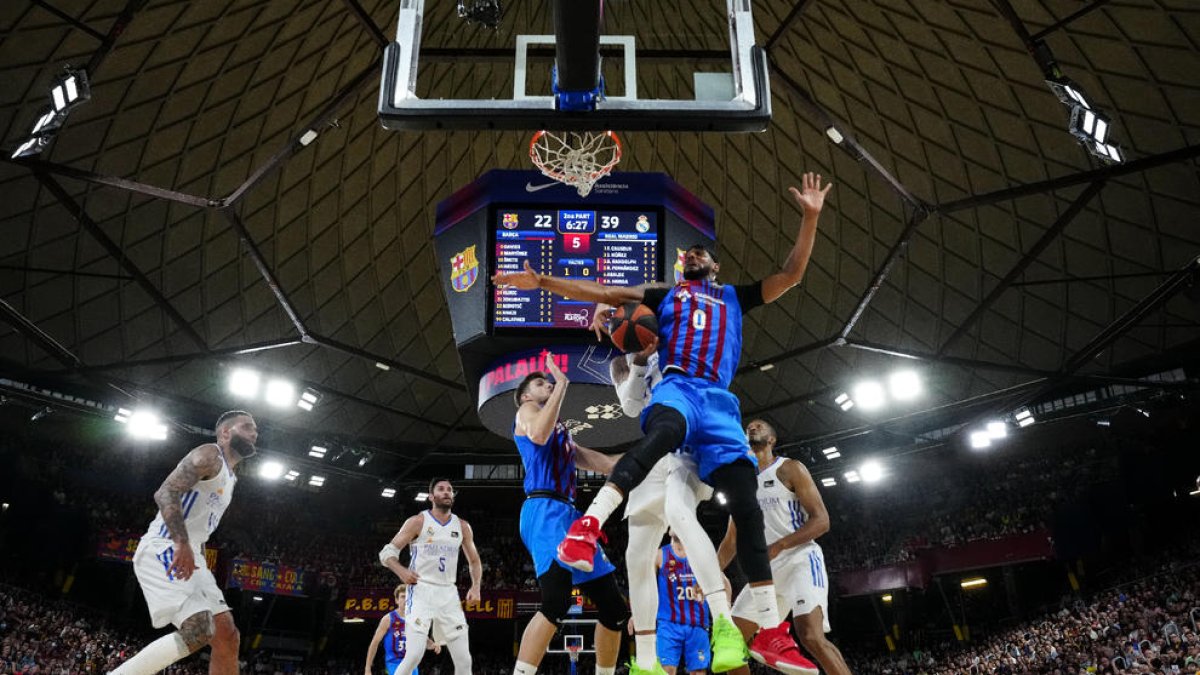 Una acción del partido de ayer en el Palau Blaugrana.