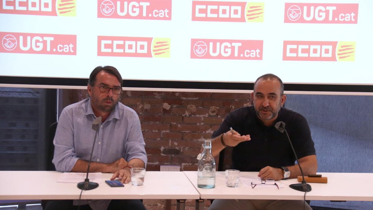 El secretario general de UGT de Catalunya, Camil Ros, y de CCOO de Catalunya, Javier Pacheco, en una rueda de prensa.