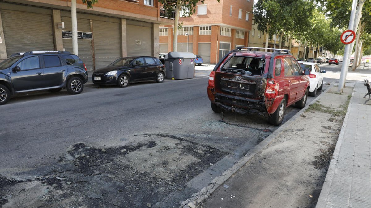 El incendio ayer de madrugada de una isla de contenedores en la calle Pla d’Urgell causó graves daños en un vehículo aparcado. 
