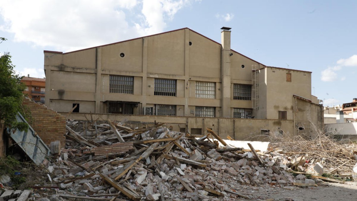 El derribo de la antigua fábrica de Virginias dará paso a una residencia.