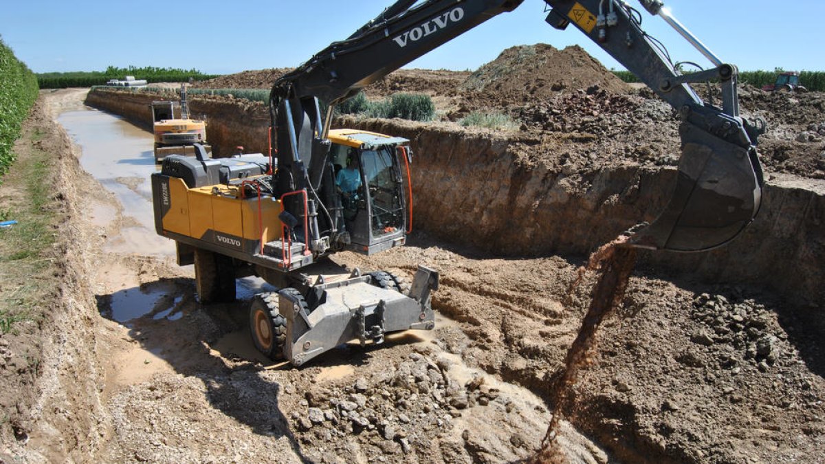 Perforaciones en la zona regable del Principal -  La imagen muestra uno de los pozos que se perforan en la zona regable del canal principal. Tiene unos seis metros de profundidad y garantiza, de momento, poder regar los frutales durante toda la cam ...