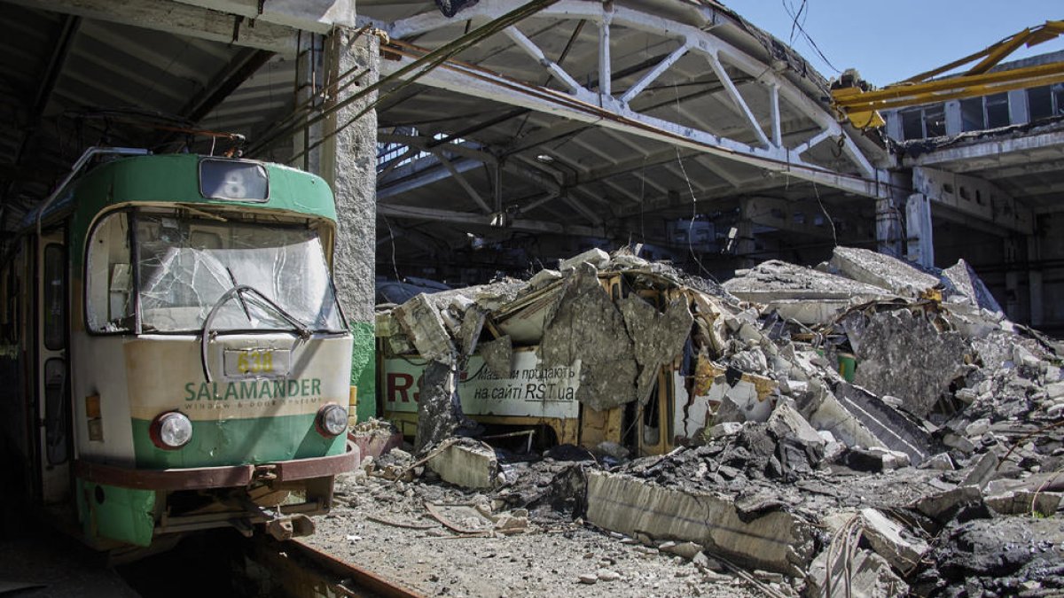 Imagen de los daños de un ataque contra la estación de Járkov.