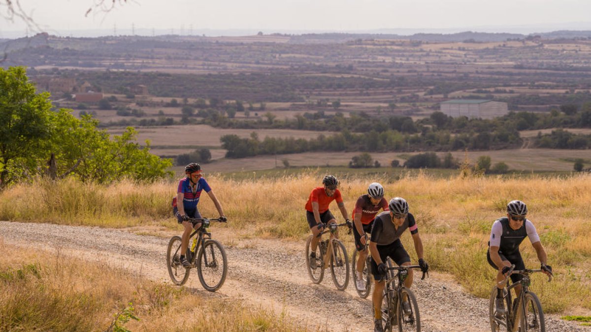 Ciclistes del Hutchinson Ranxo de Ponts, durant un tram del recorregut.