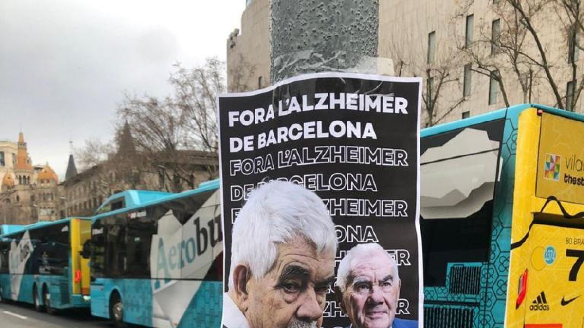 Dos de los carteles despectivos contra los hermanos Maragall aparecidos en varios lugares de Barcelona.