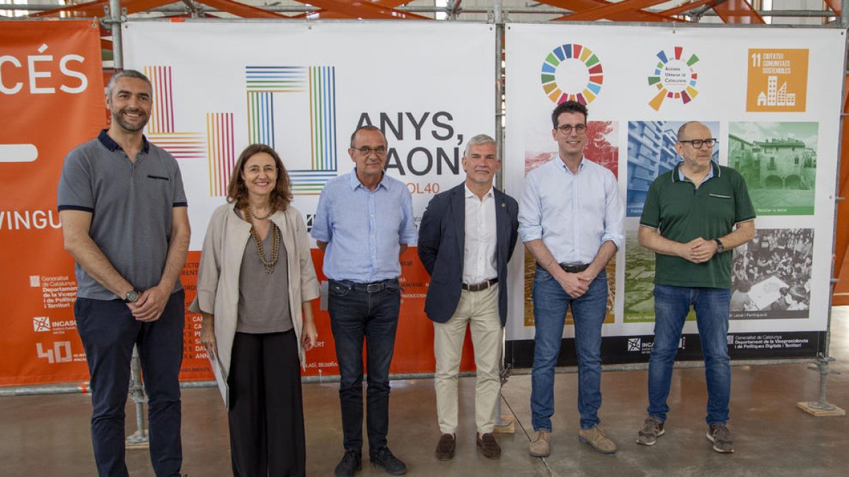 Conesa, entre el delegat del Govern, Bernat Solé, i l’alcalde, Miquel Pueyo, ahir al Mercat del Pla.