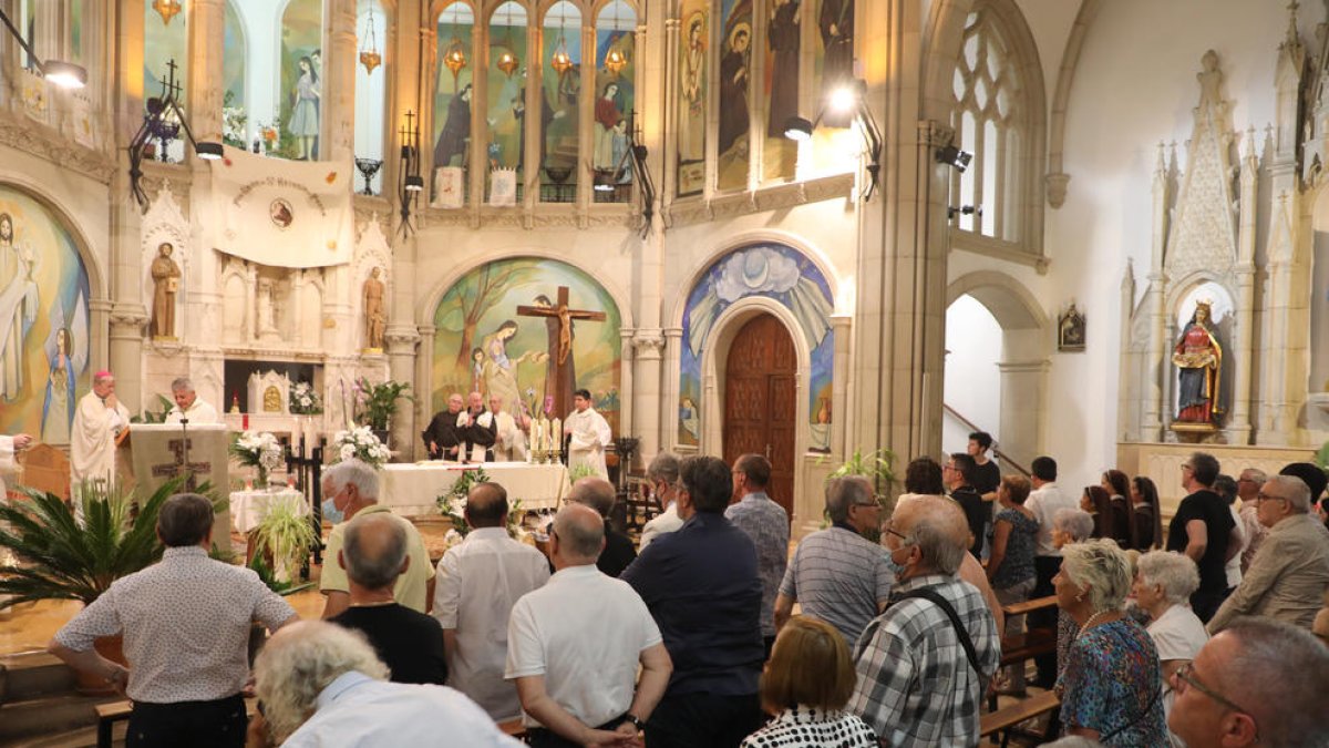 El obispo presidió la misa y el santuario se llenó hasta los topes.