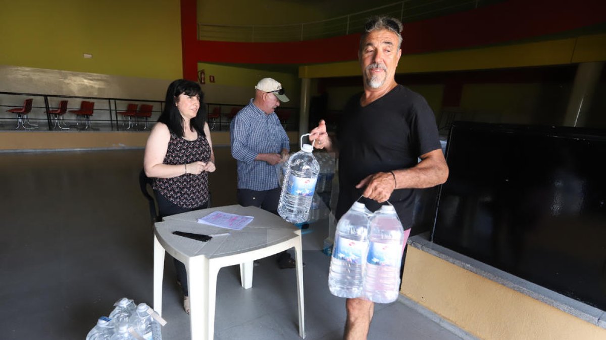 Juncosa repartió ayer agua embotellada en la población