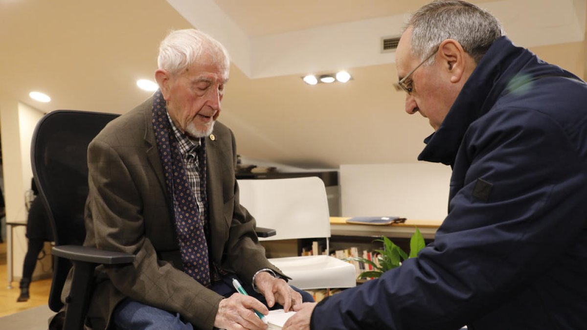 Josep Vallverdú firmó algunos ejemplares de su último poemario ayer en Balaguer.