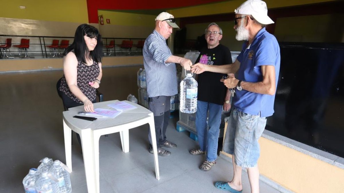 Reparto de garrafas de agua a vecinos de Juncosa este lunes.