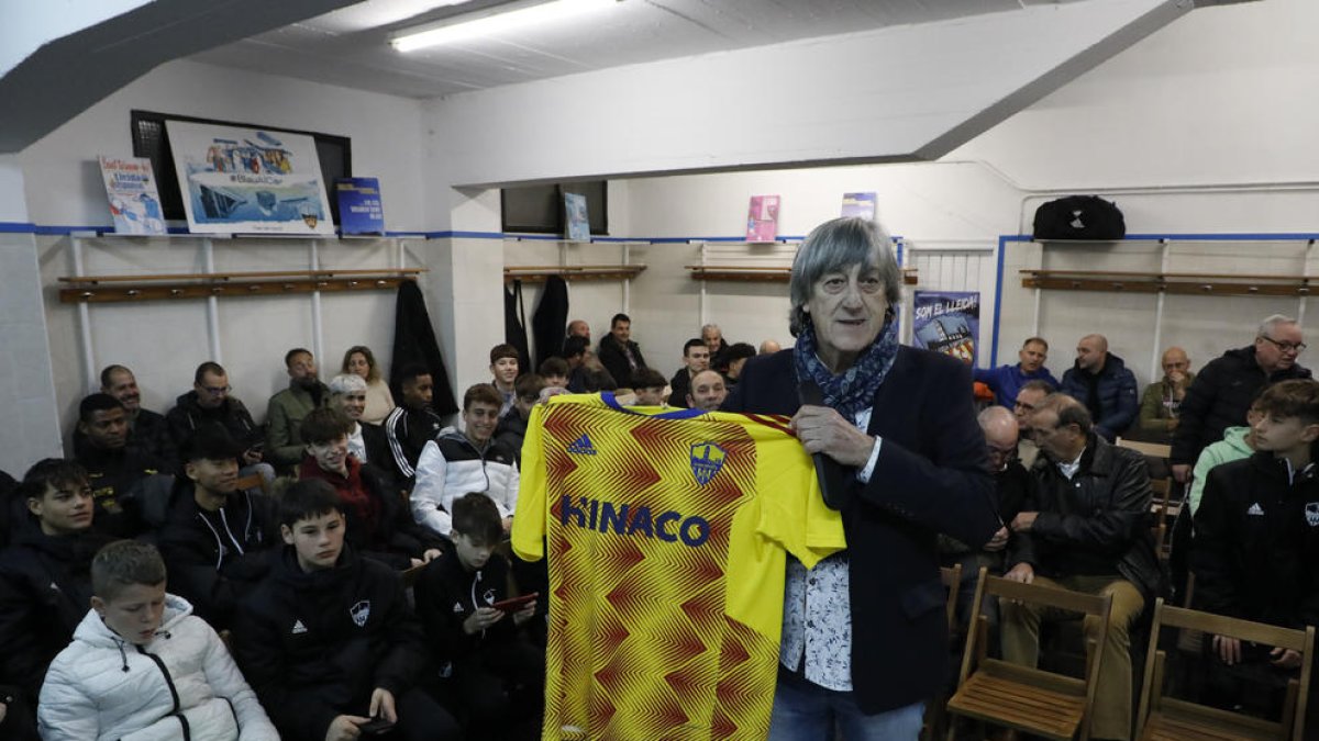 Enrique Martín, con la camiseta que le regaló el club durante la charla que dio a padres y jugadores.