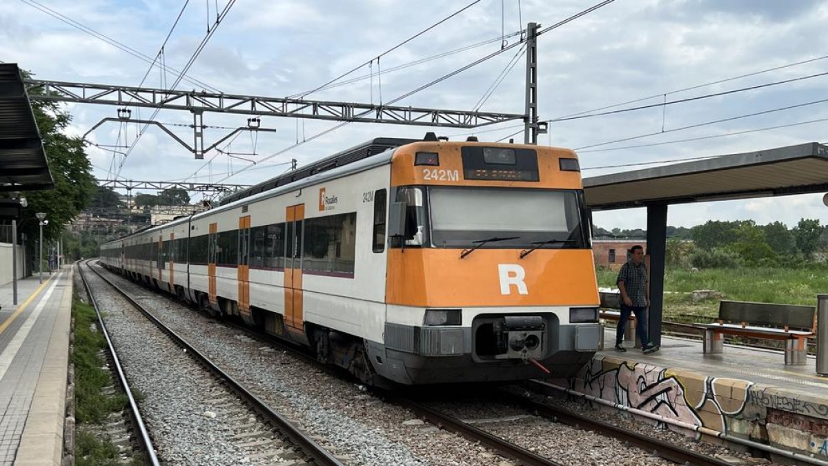 Un tren en dirección Ripoll para en la estación de Centelles