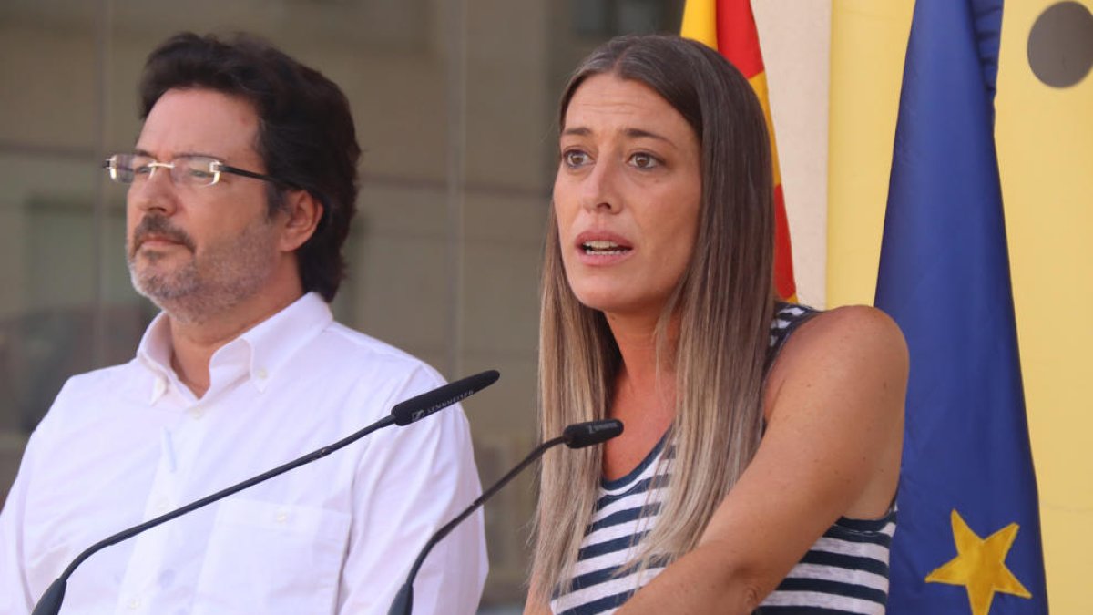 La candidata de Junts, Míriam Nogueras, y el cabeza de lista por Lleida, Isidre Gavín, en rueda de prensa delante del Museu de Lleida.