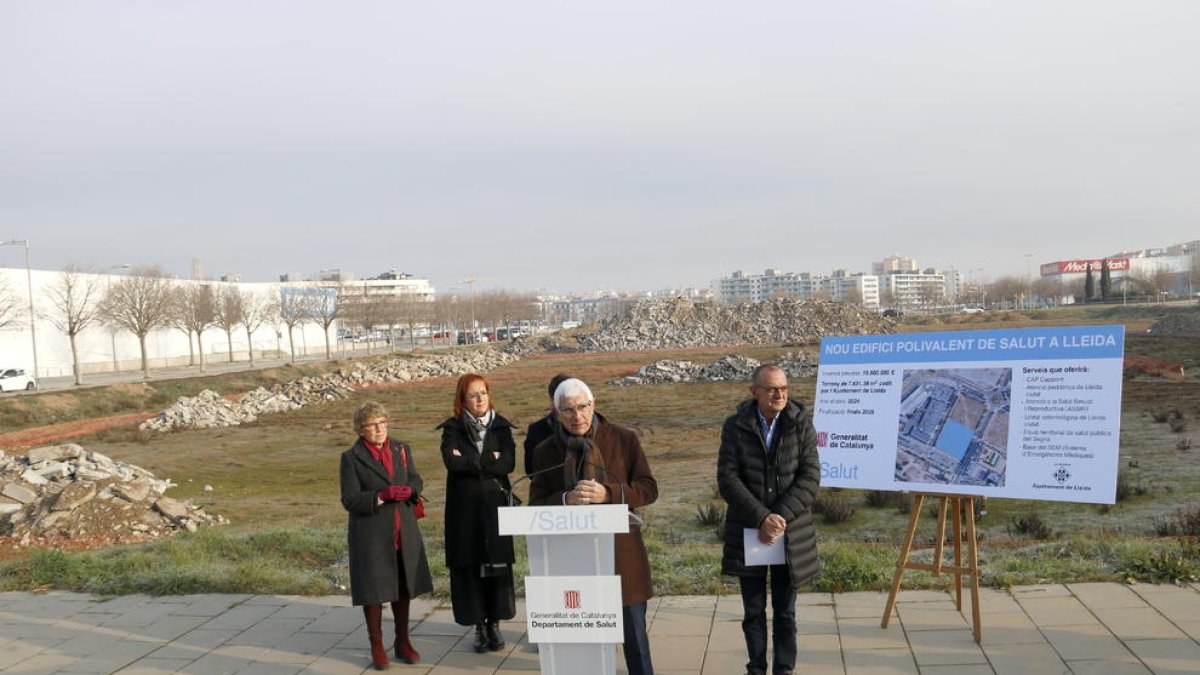 El conseller de Salud, Manel Balcells, al solar de la zona de Copa d'Or de Lleida donde se construirá un nuevo edificio polivalente que se destinará a usos sanitarios.