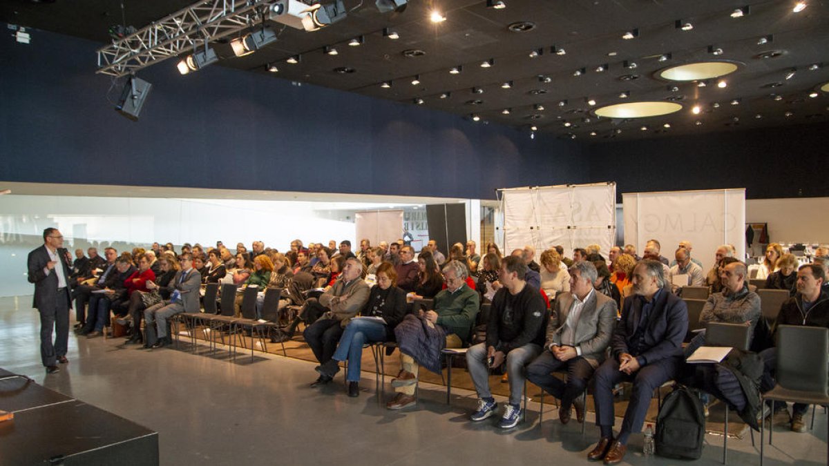 Un centenar de personas acudieron a la jornada en la Llotja.