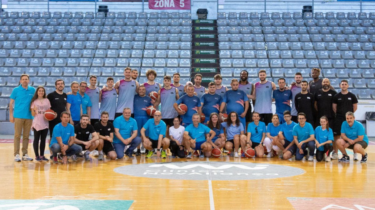 Jugadors i tècnics de l’ICG Força Lleida posen amb els integrants de l’equip Aspros i a membres de l’Obra Social La Caixa.