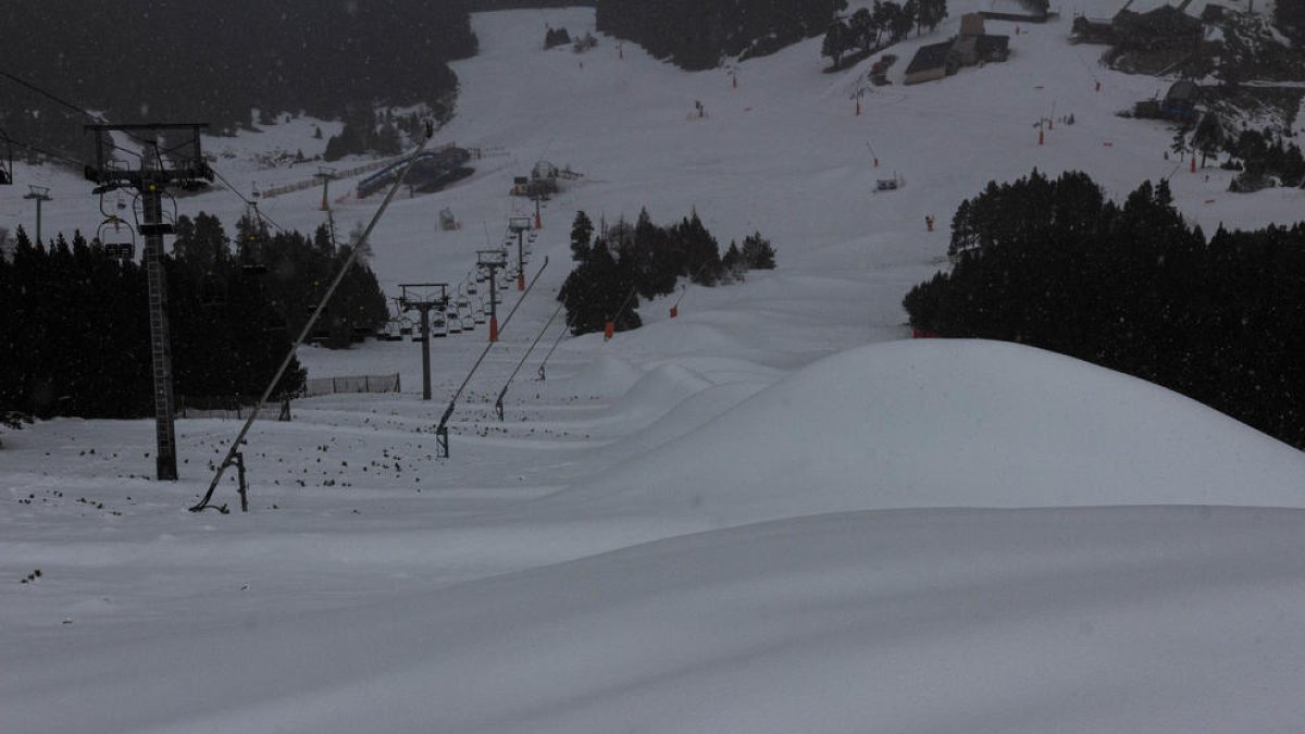 La tecnología suple la escasez de nieve natural con cañones y permite más días de esquí, aunque el cambio climático hace que funcionen cada vez menos días