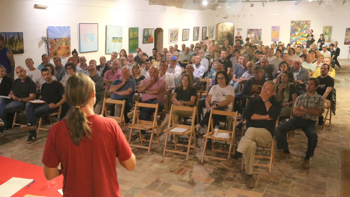 Imagen de la asamblea sobre la gestión del agua celebrada en el Castell del Remei.