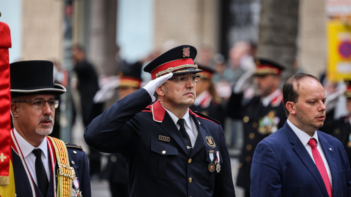 El comisario jefe de los Mossos d'Esquadra, Josep Maria Estela, en la tradicional ofrenda floral a Rafael Casanova con motivo de la Diada.