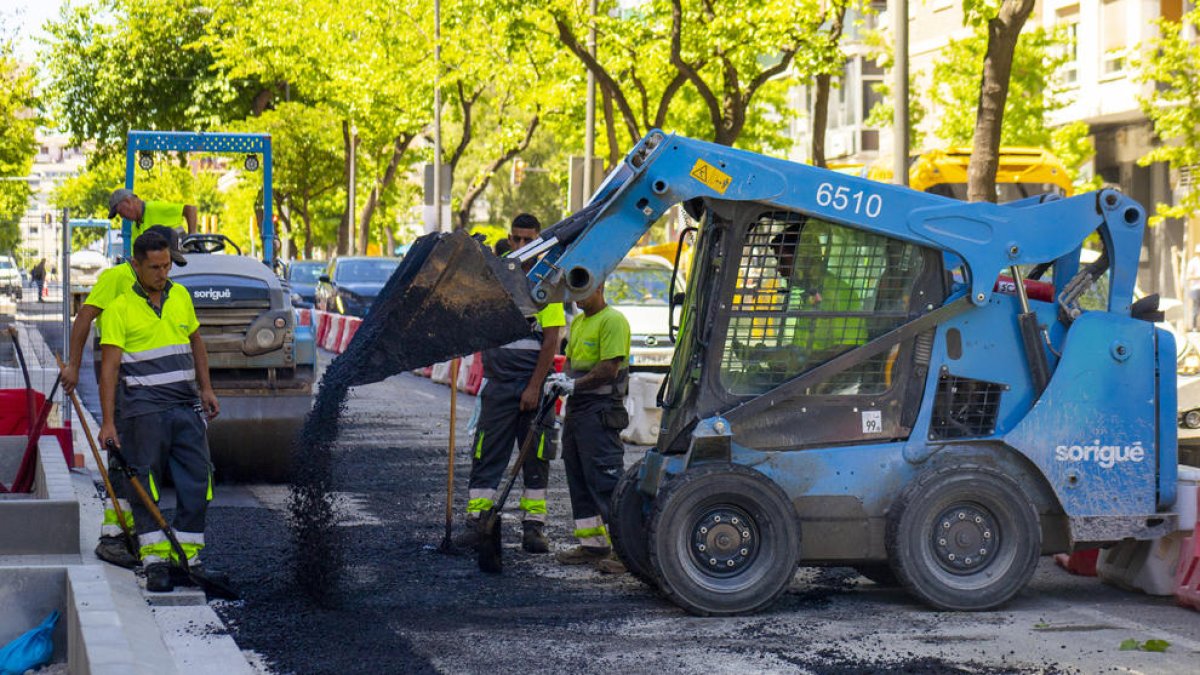 Ayer se pavimentaron los cruces con Bisbe Galindo y Pallars. 