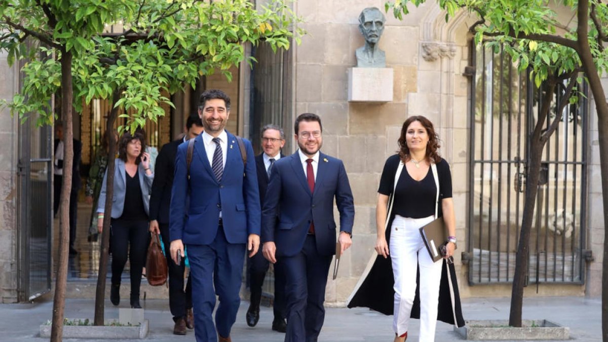 El president del Govern, Pere Aragonès; el vicepresident, Jordi Puigneró; i la consellera Laura Vilagrà, abans de la reunió setmanal del Consell Executiu.