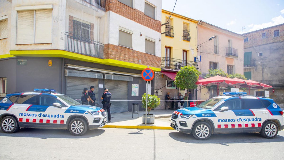 Agents dels Mossos d’Esquadra, ahir al bar on va tenir lloc l’aldarull a Térmens.