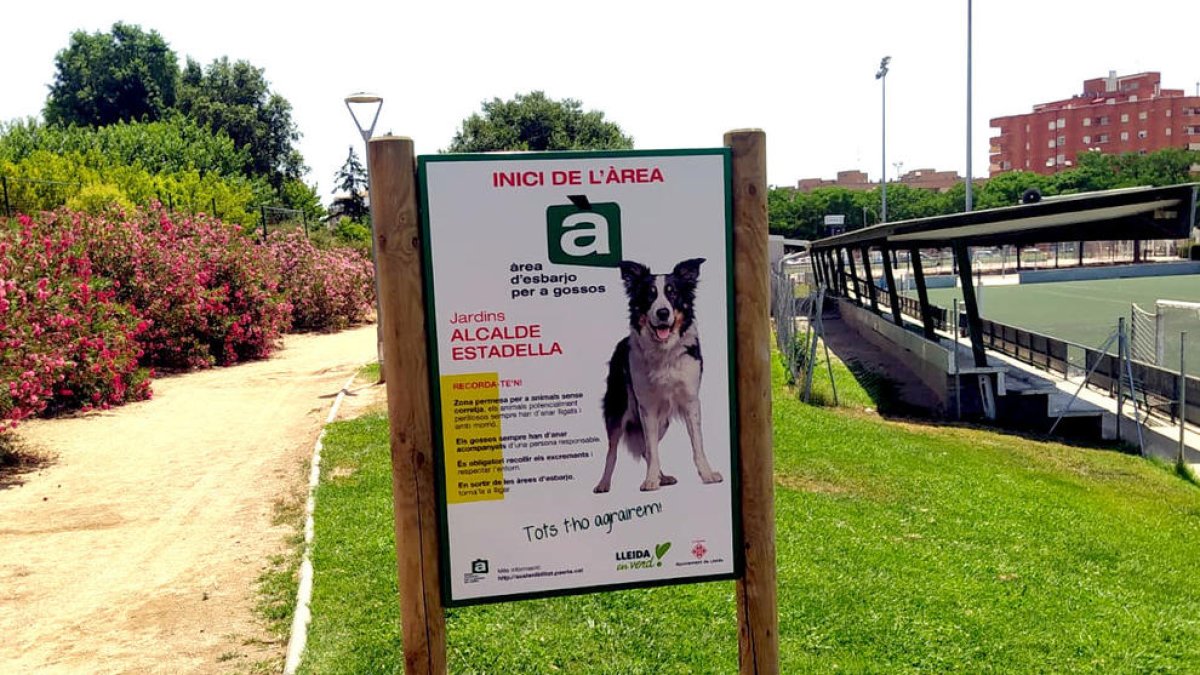 Un dels cartells que anuncia l'àrea oberta per a gossos.