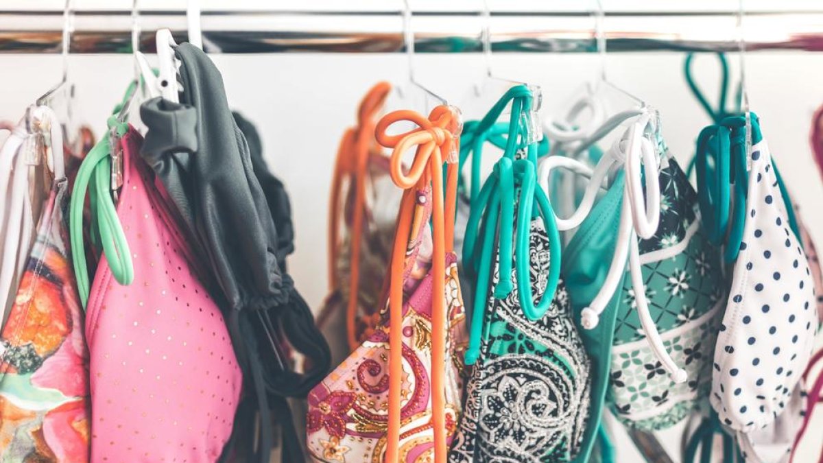 Bikinis en una tienda.