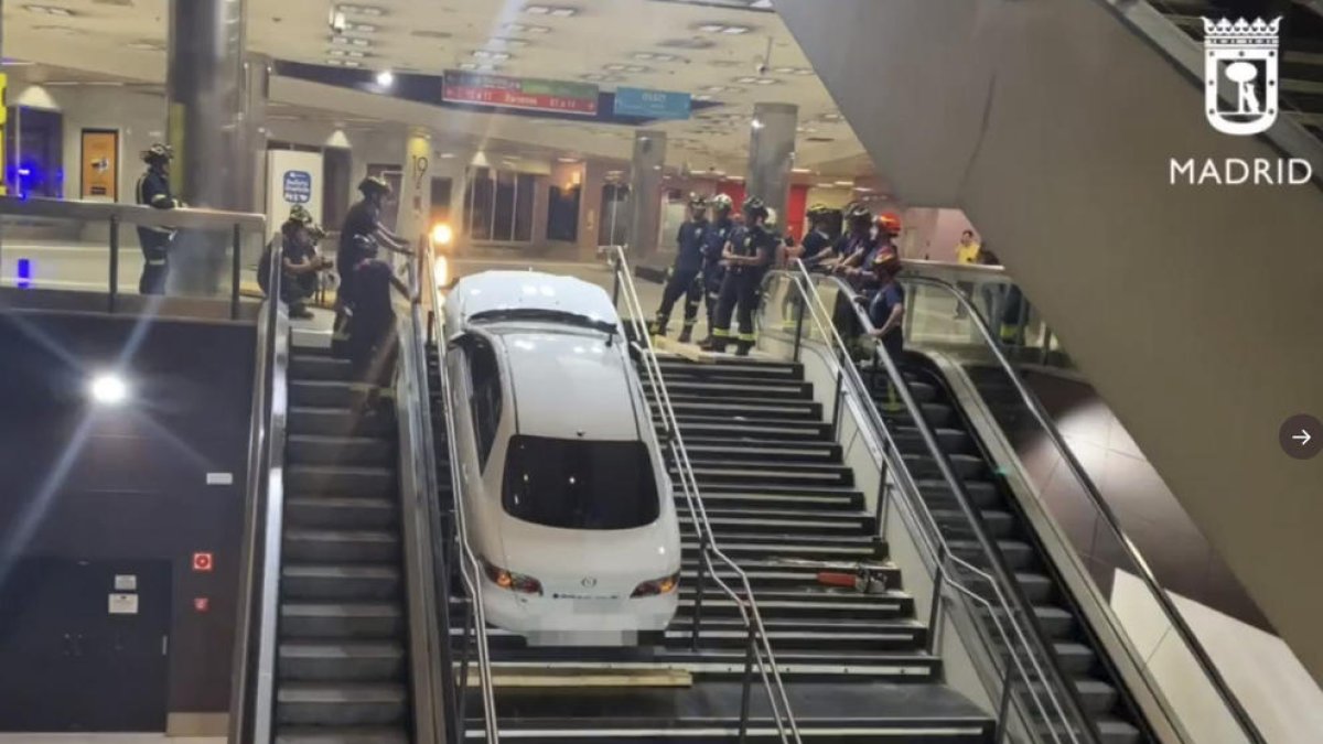 Imagen del coche empotrado en las escaleras de la estación.