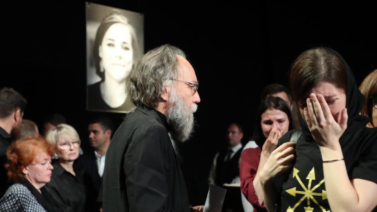 El pensador ultranacionalista Alexander Duguin durante el velatorio de su hija Daria Dúguina.