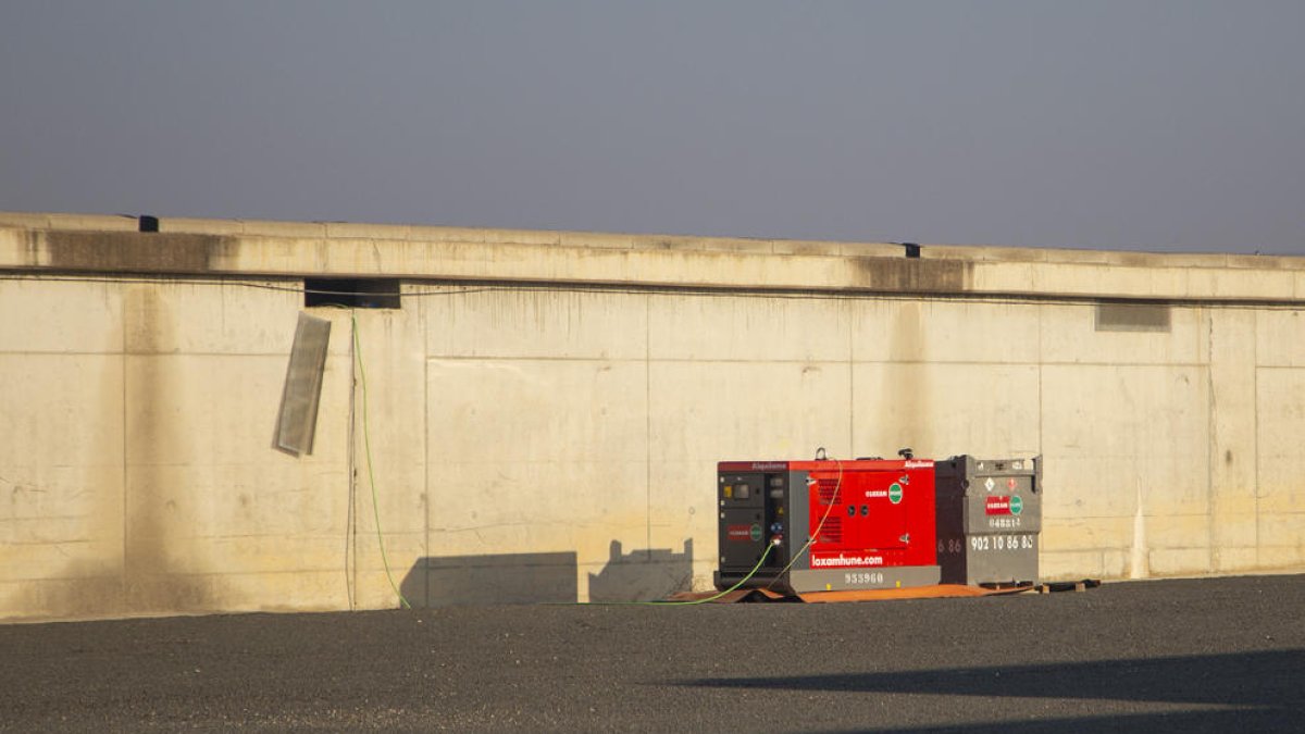 Vista del exterior de la estructura del gran depósito de 37.500 m3, ubicado entre Torrefarrera y Alpicat.