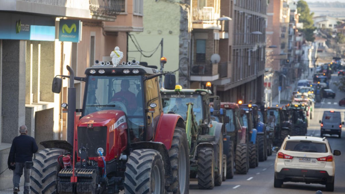 La tractorada va col·lapsar el centre de Tàrrega amb l’objectiu d’evidenciar el malestar del sector.