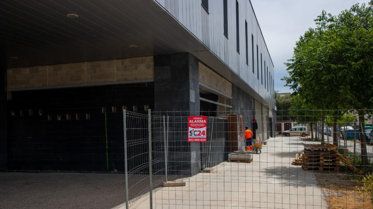 Operarios trabajando en el edificio el pasado lunes.