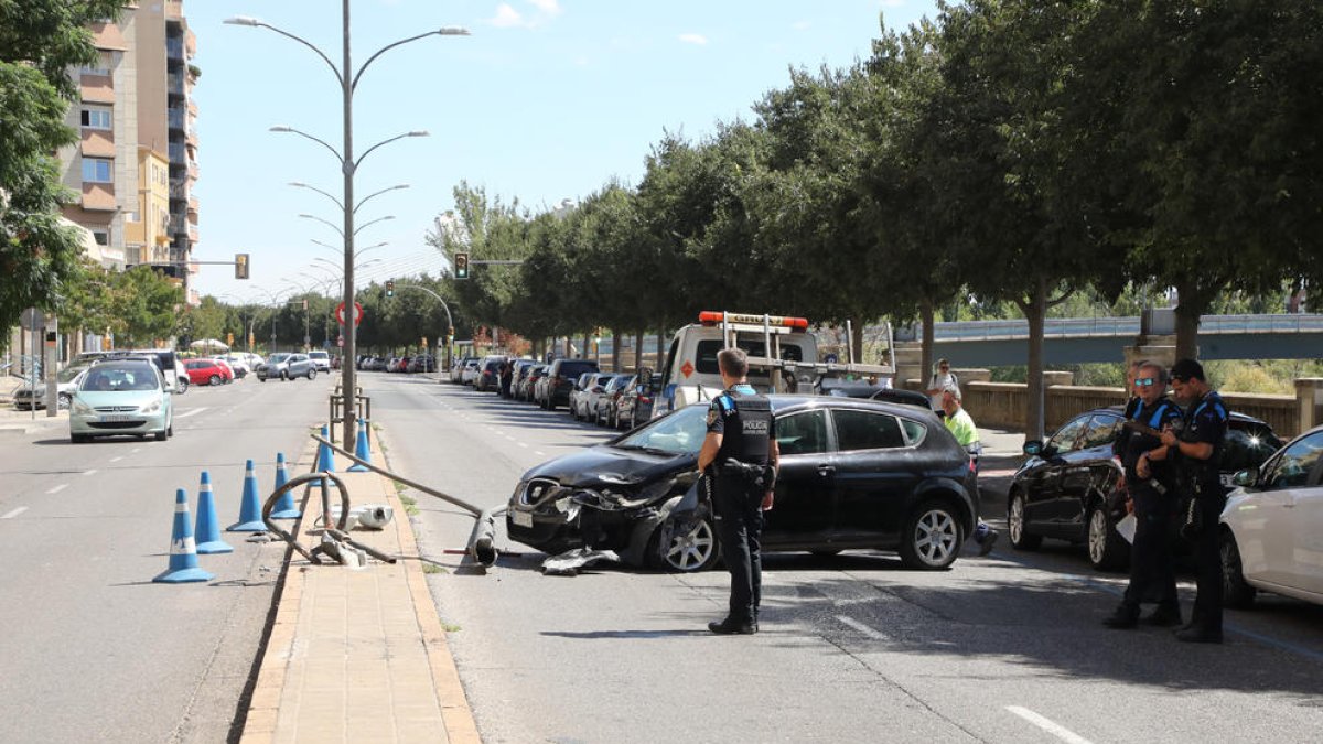 Imatge de l’accident d’ahir al voltant de les 11.00 hores a l’avinguda del Segre.