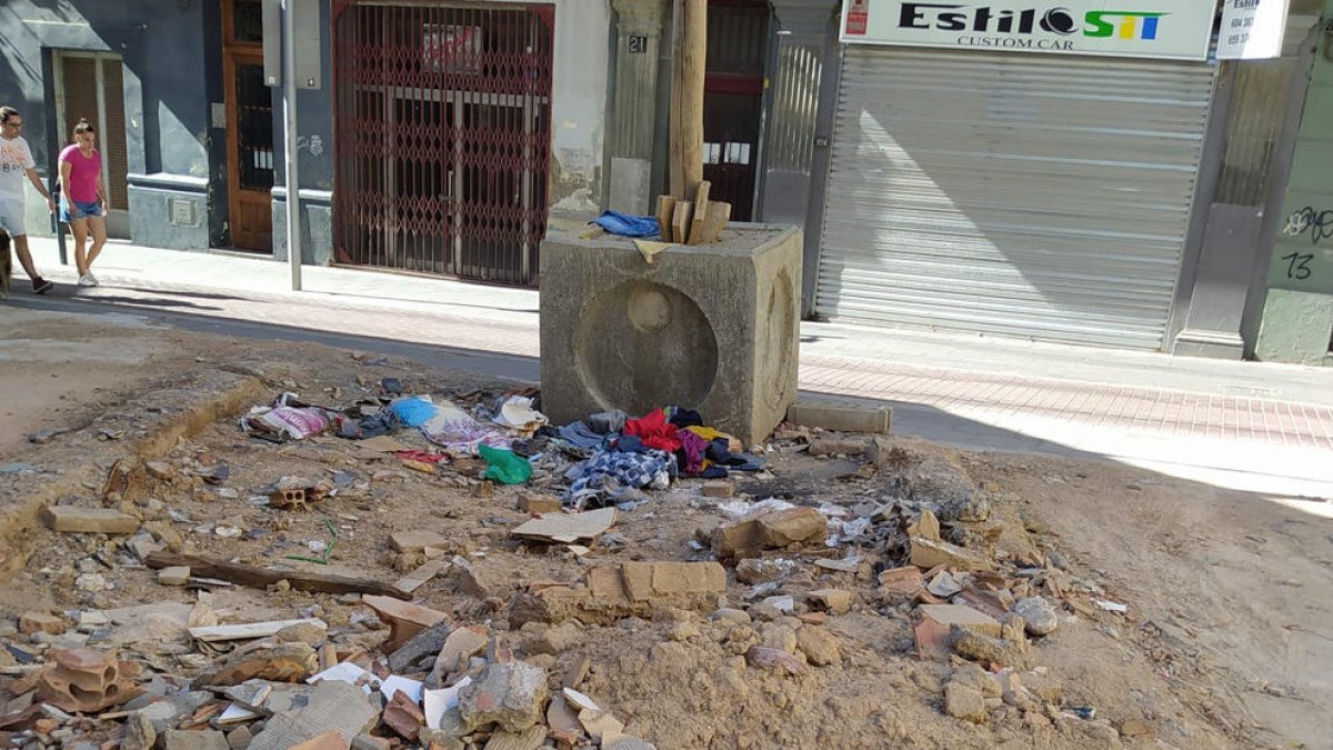 Ciutadans denuncia un solar ple de runa i escombraries a Joan Baget