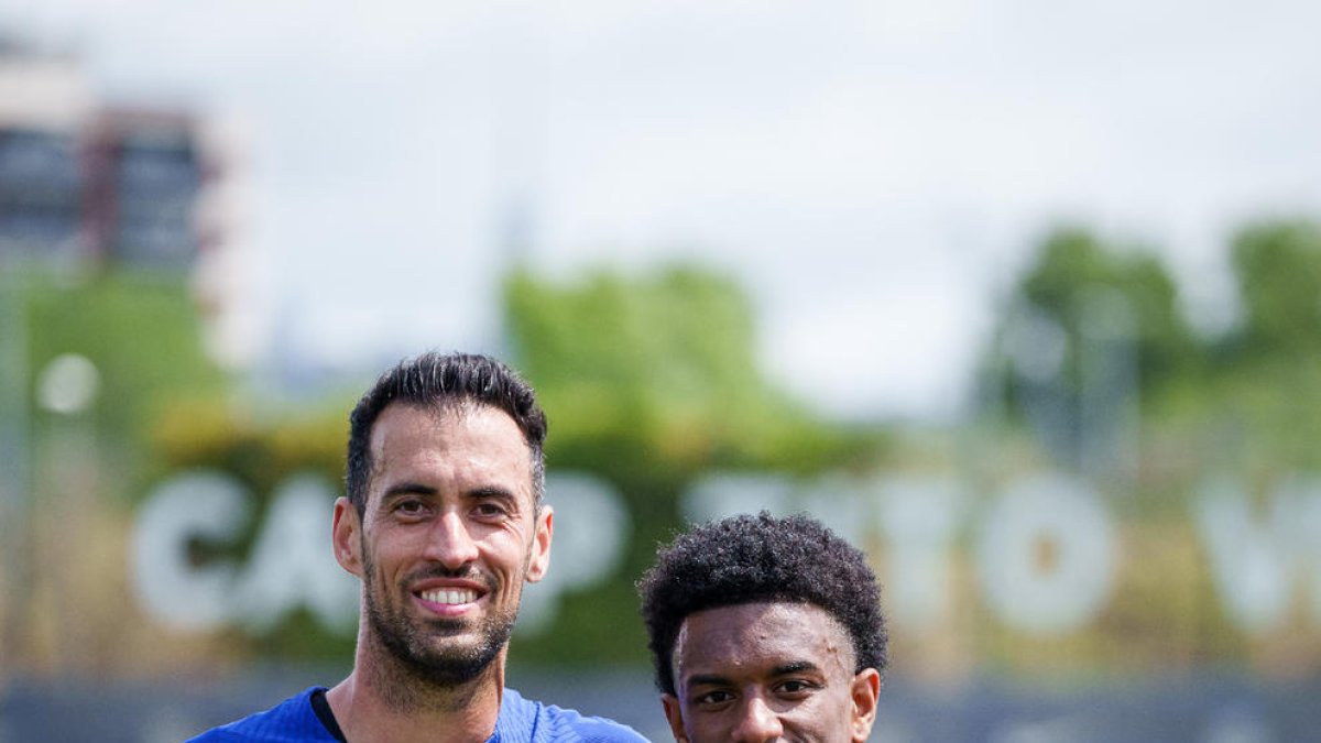 Sergio Busquets, junto a Balde en el entrenamiento de ayer.