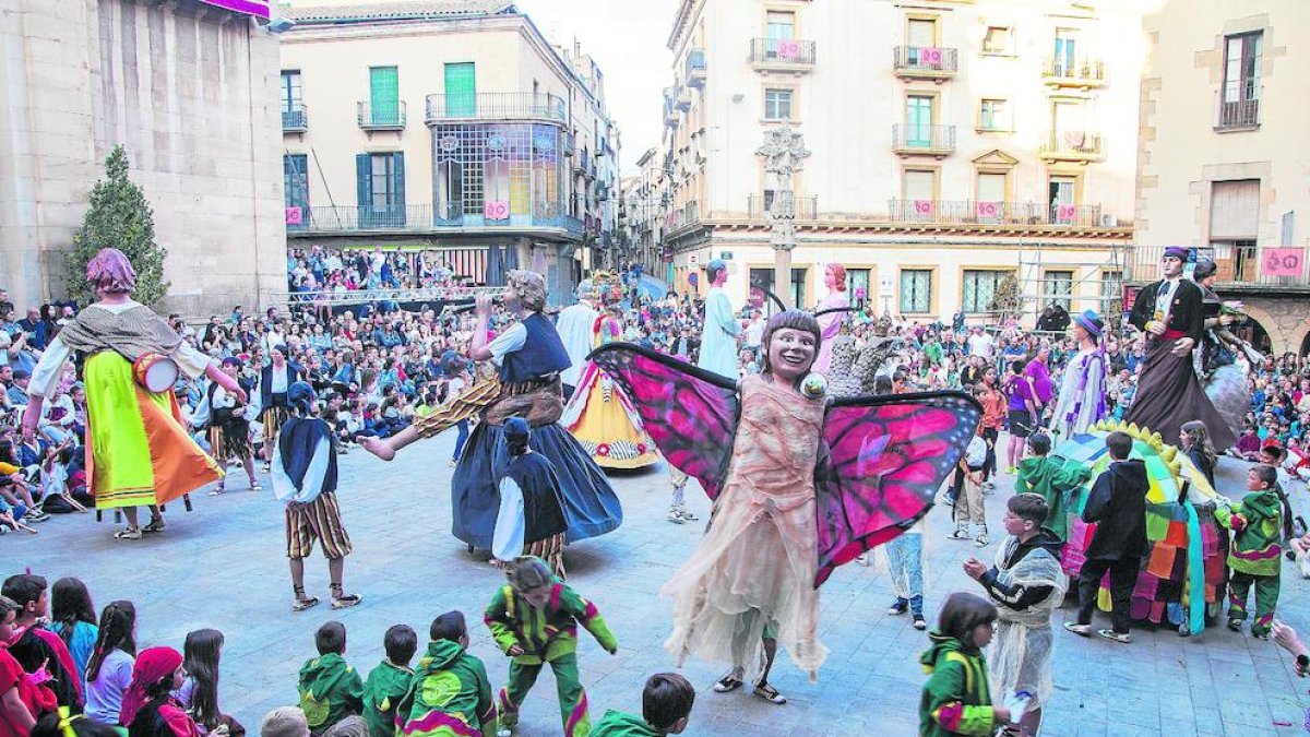 Els més petits van donar el tret de sortida amb l’Eixideta (esquerra) mentre que Anna Salvadó, presidenta de l’Esbart Albada, va pronunciar el pregó (dreta).