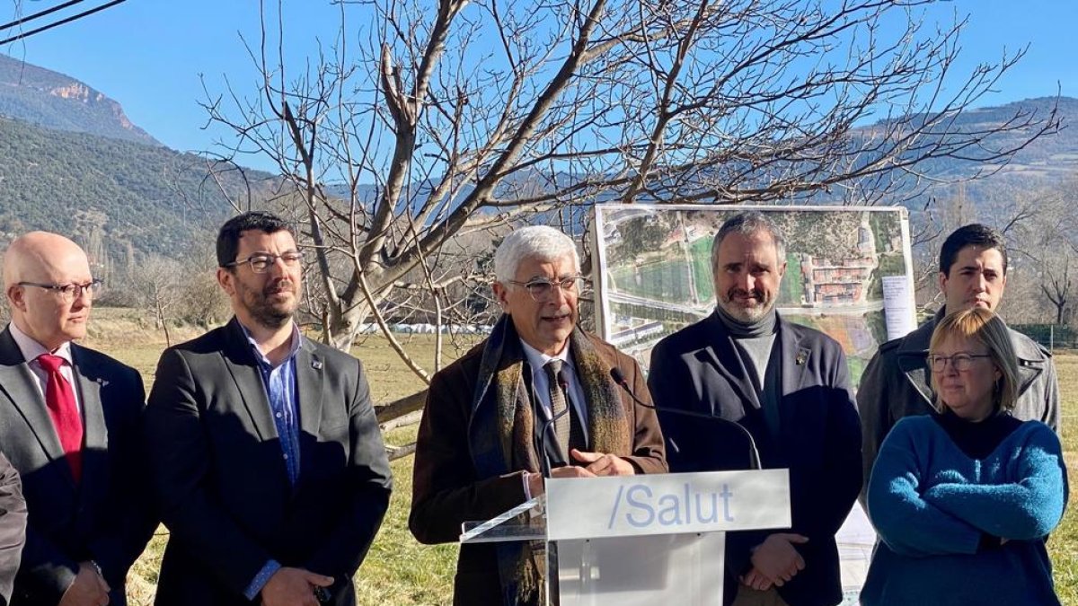 El conseller de Salud, Manel Balcells, acompañado del alcalde de la Seu d'Urgell, Francesc Viaplana, el vicealcalde, Jordi Fàbrega, y otras autoridades, durante la presentación del proyecto del futuro Hospital Comarcal del Alt Urgell.