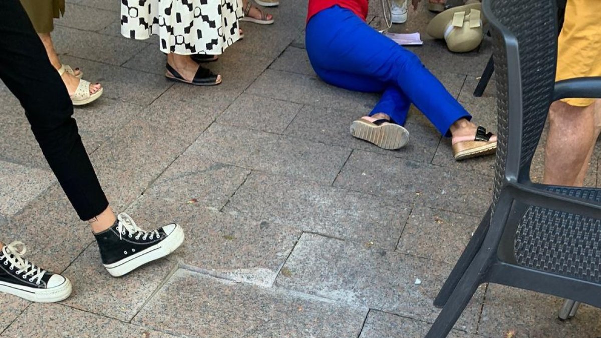 Una mujer cae en el Eix Comercial de Lleida por baldosas en mal estado