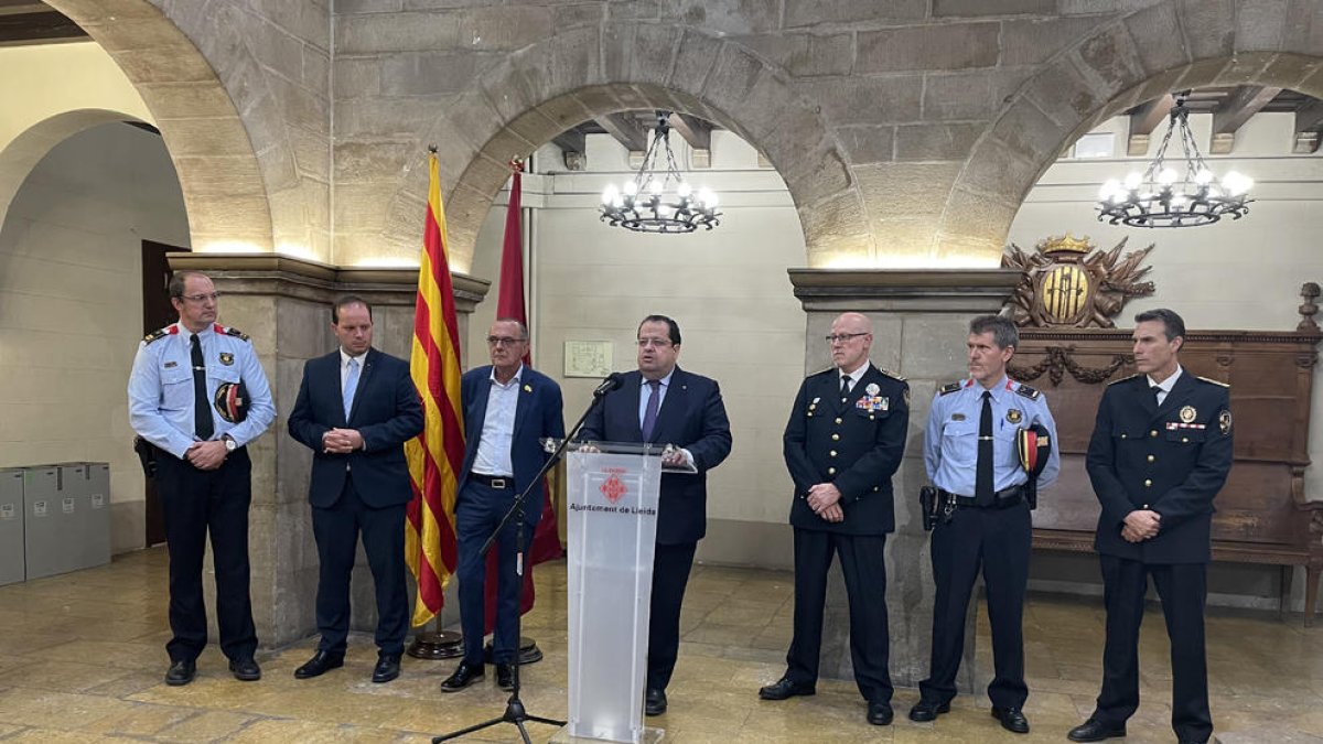 El conseller Joan Ignasi Elena y el comisario jefe, Josep Maria Estela, tras la Junta Local de Seguridad de Lleida de la semana pasada. 