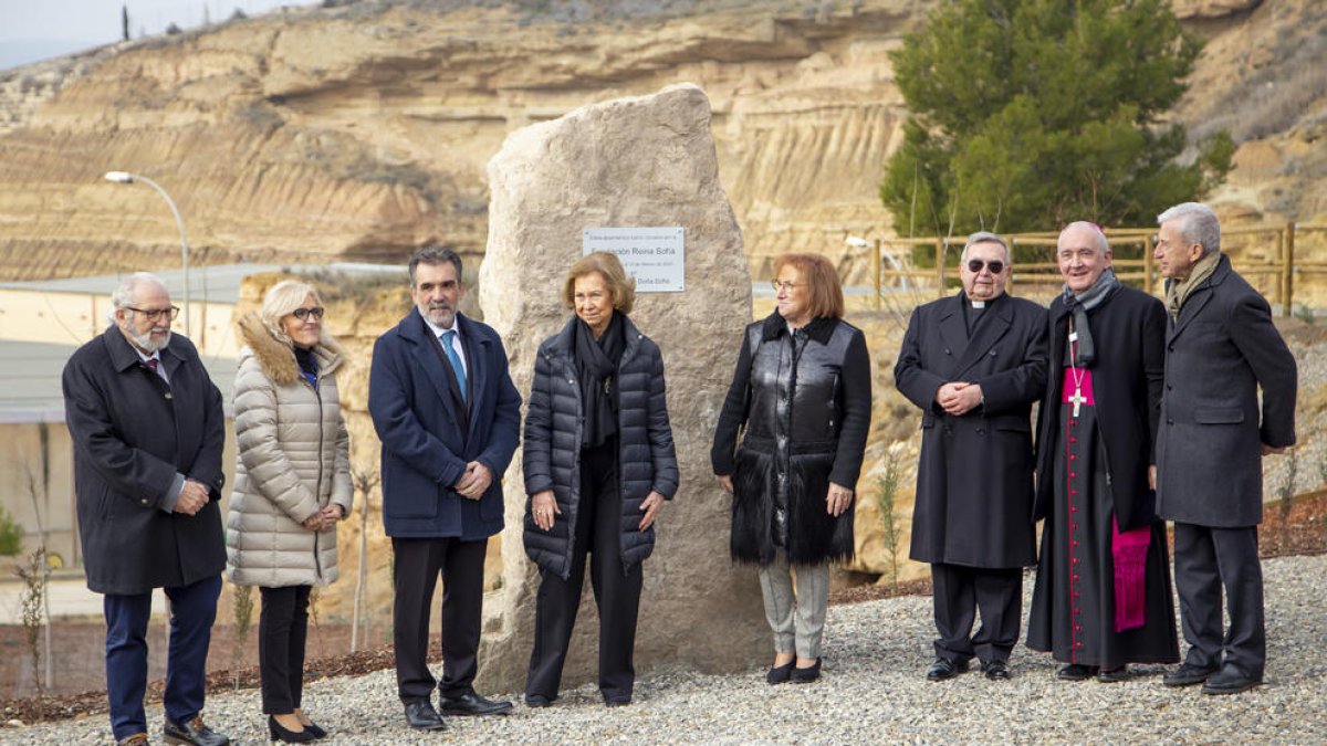 Desenes de veïns es van congregar ahir al Castell de Fraga per poder veure de prop i saludar la reina Sofia.