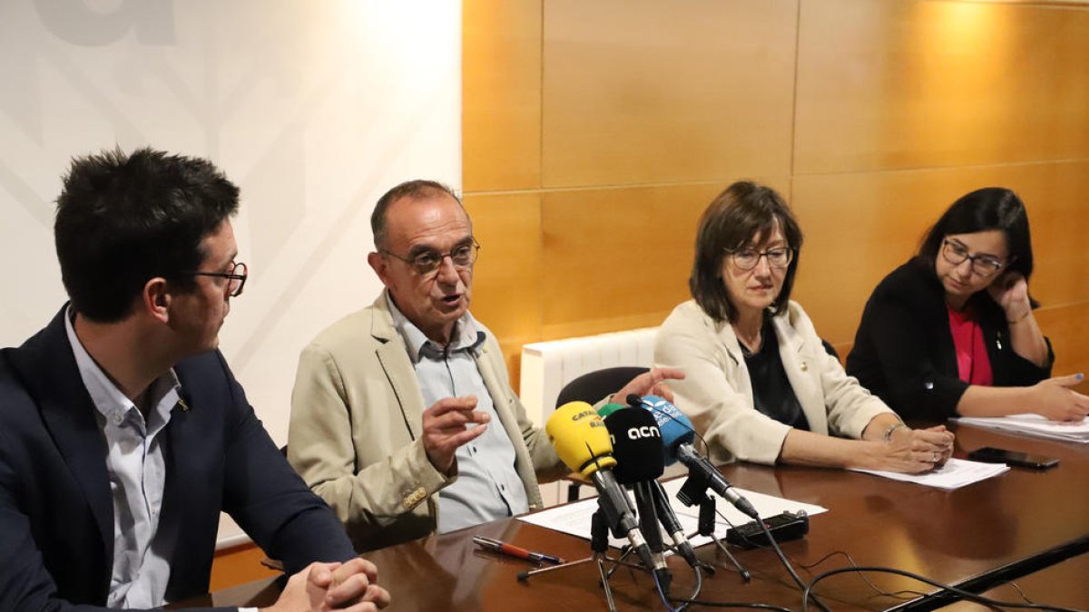 Toni Postius, Miquel Pueyo, Montse Pifarré y Jordina Freixanet, anunciando la congelación de tasas. 