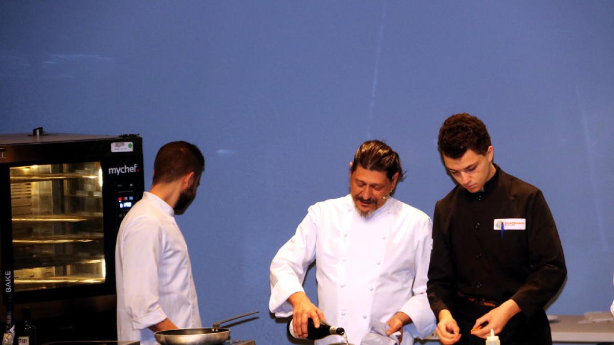 El cocinero del restaurante Malena Xixo Castaño, en el centro, durante una de las demostraciones de cocina ayer en Tremp.