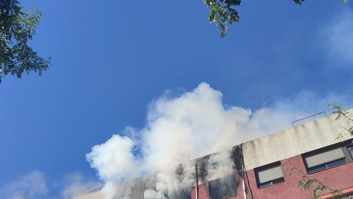 El fum sortint del pis del carrer Quevedo, a Badalona.
