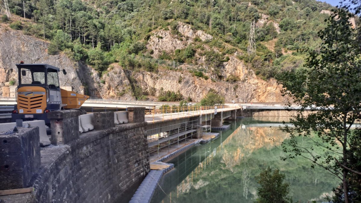 Puente de Monares en Llimiana  -  La reparación del puente de Monares, en el tramo inicial de la carretera local de Llimiana, la LV-9121, encara su recta final y está previsto que finalice el próximo mes de noviembre. La Diputación ha invertido ...