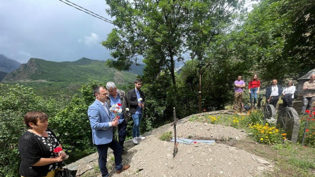 Acto de homenaje celebrado ayer en el cementerio de Isavarre. 