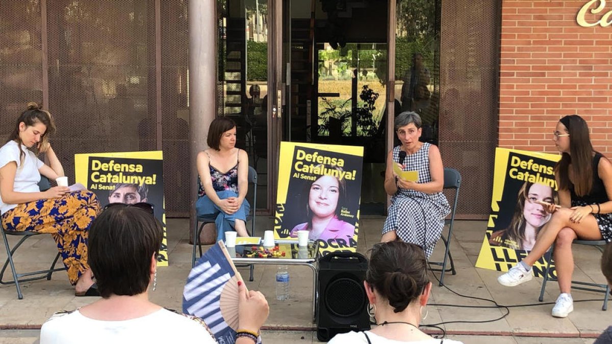 Sara Bailac y Carme Lostao, ayer en un acto en Oliana. 