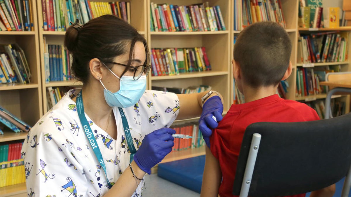 Un niño de una escuela de Polinyà recibió ayer la vacuna.